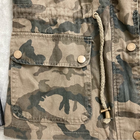 MadRag Camo Full-Zip Jacket with Faux Leather Sleeves Women’s Size M - Picture 8 of 9